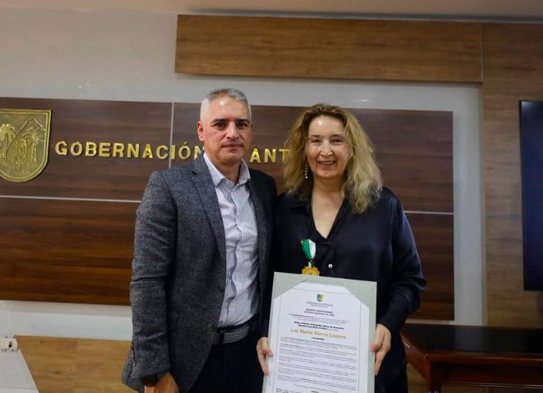 El Gobernador de Antioquia, Andrés Julián Rendón, le entregó este reconocimiento a Luz María Sierra. FOTO Camilo Suárez