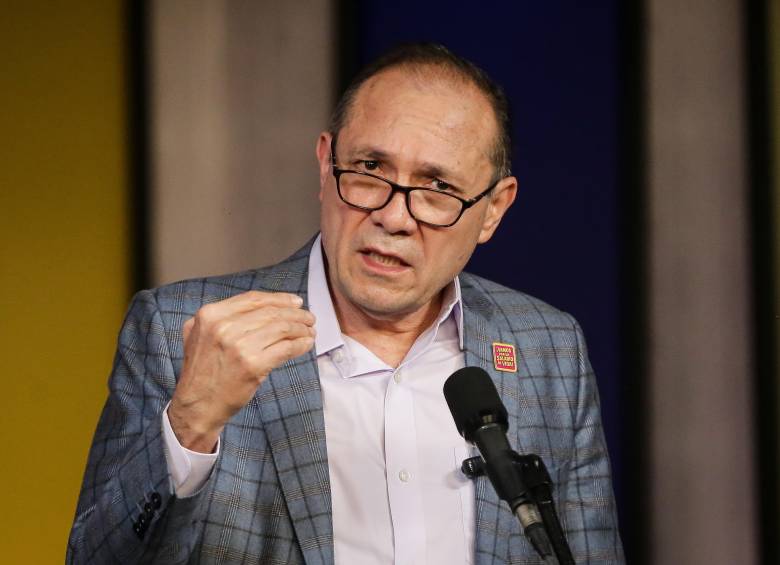 El ministro de Trabajo, Antonio Sanguino, defendió la convocatoria a una constituyente que, a su juicio, “está más que justificada” ante lo que considera trabas del Consejo de Estado frente al salario mínimo y las demoras de la Corte Constitucional en el trámite de la reforma tributaria. Foto: Colprensa