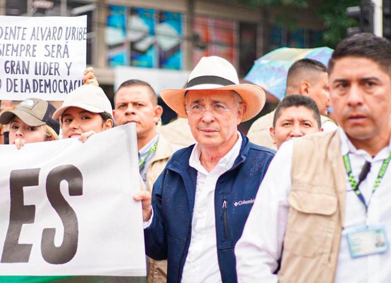 El expresidente marchó el pasado fin de semana en Medellín en contra del Gobierno Petro, jornada de movilizaciones que impulsó la congresista de su partido, Paloma Valencia. FOTO: COLPRENSA - CENTRO DEMOCRÁTICO