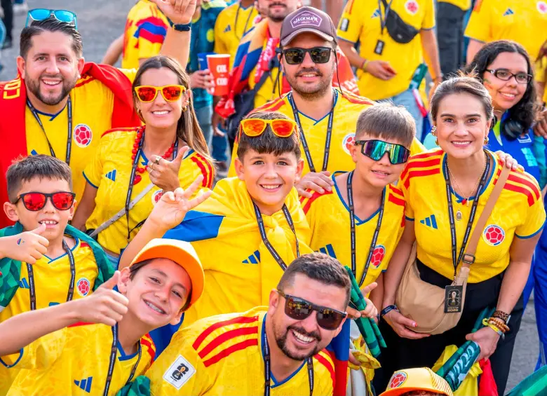Los aficionados del seleccionado colombiano ya están afuera del estadio de las Chivas Rayadas de Guadalajara para el encuentro entre Colombia y Congo. Foto: Juan Antonio Sánchez