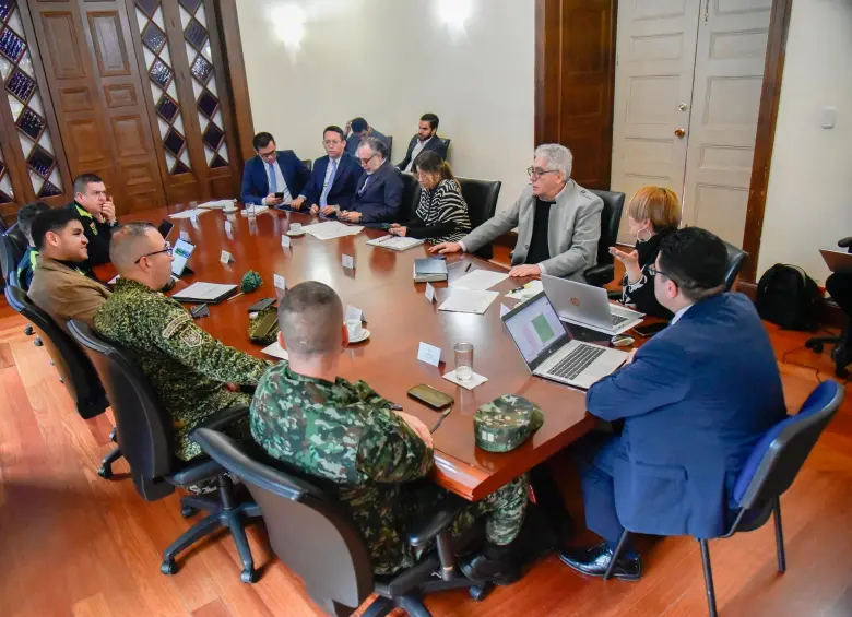 En la reunión participaron altos mandos militares, así como funcionarios del Ministerio del Interior y de la Unidad Nacional de Protección (UNP). FOTO: Ministerio del Interior