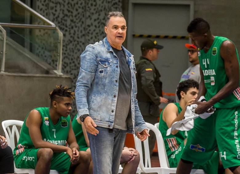 El técnico Hernán Darío Giraldo dirigirá a Cafeteros en la Liga Profesional de Baloncesto que arranca este viernes. FOTO JUAN ANTONIO SÁNCHEZ