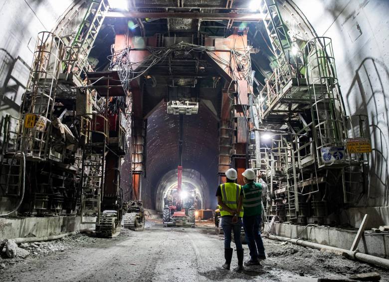 Enormes arcos se instalaron a lo largo del túnel para contener la montaña mientras se hacía el revestimiento de la roca con concreto lanzado. FOTO MANUEL SALDARRIAGA