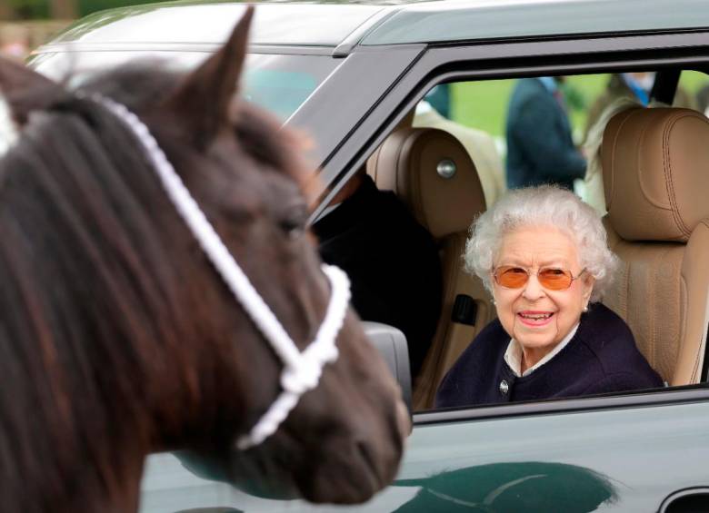 Así se le vio a la reina Isabel II al llegar al evento ecuestre este viernes 13 de mayo. FOTO Getty