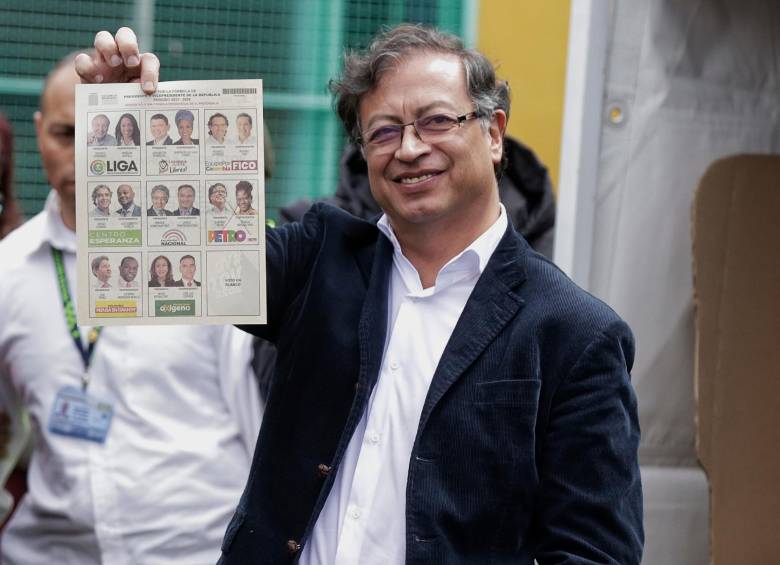 Gustavo Petro olvidó su cédula y tuvo que mandar a un domiciliario por ella. FOTO: COLPRENSA