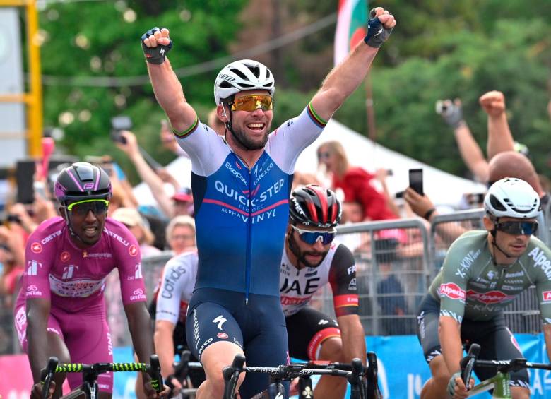 Mark Cavendish se quedó con la victoria en la tercera etapa del Giro de Italia, el colombiano Fernando Gaviria terminó tercero. FOTO TOMADA @GIRO