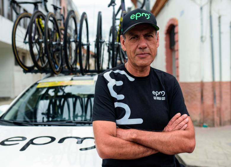 Para acercarse a los ciclistas durante la etapa, los miembros de los carros deben pedir permiso a los comisarios. FOTOS Anderson Bonilla (clásico RCN), Mariano Vimos- Colprensa.