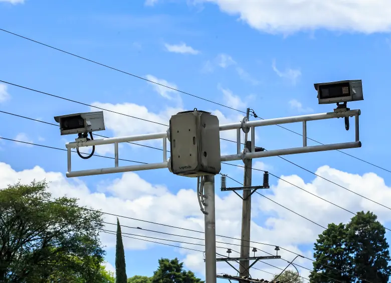 Millones de fotomultas en Colombia quedarían sin validez tras la investigación de la Supertransporte a 37 organismos de tránsito por presuntas irregularidades en cámaras de fotodetección. FOTO Camilo Suárez