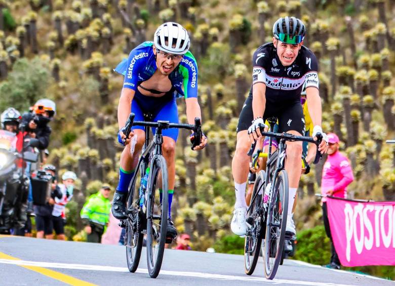 Wilson Peña (izquierda) se muestra fuerte para lograr un nuevo podio de la Vuelta a Colombia. En El Sifón cruzó por delante de Julián Cardona. FOTO INSTAGRAM PEÑA