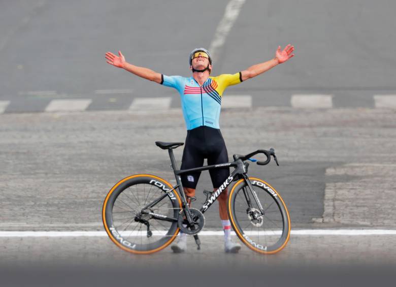 Remco Evenepoel festeja tras conseguir una nueva presea de oro en París 2024. FOTO Tomada del X @UCI_cycling