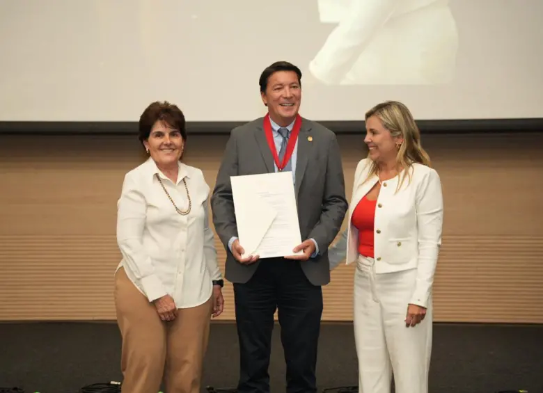 El registrador Hernán Penagos fue homenajeado en el auditorio de la Cámara de Comercio Medellín para Antioquia. Foto: Cortesía Registraduría