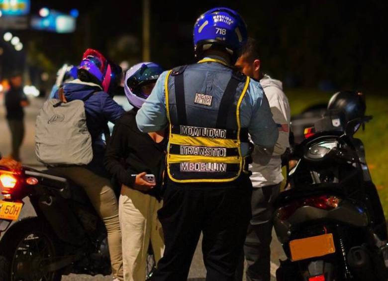 Un agente de tránsito requiriendo a varios motociclistas durante un operativo de control realizado en la avenida Las Palmas. FOTO: Cortesía Alcaldía de Medellín