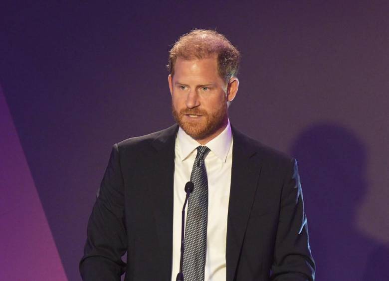 El príncipe Harry llega a Londres para asistir a una gala benéfica, en medio de especulaciones sobre un posible encuentro con su padre, el rey Carlos III, tras años de tensiones familiares. Foto: AFP.