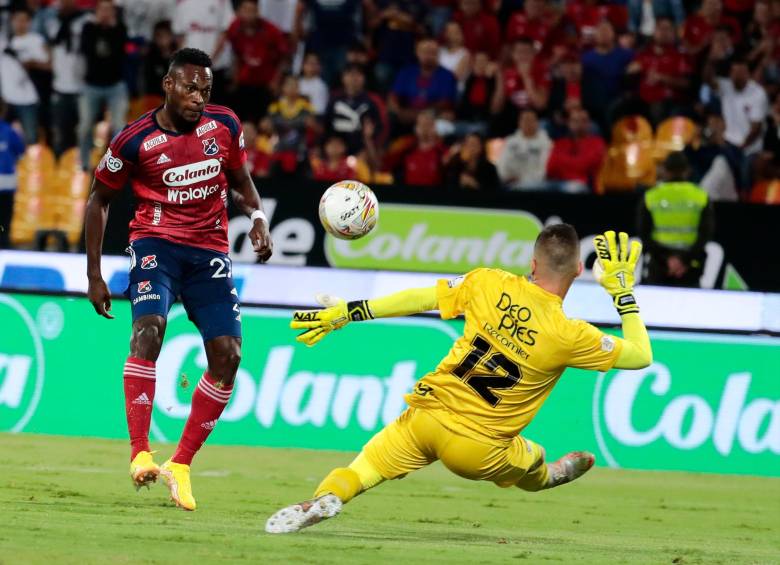 Díber Cambindo, con su doblete, le mostró el camino del triunfo al Poderoso en el Atanasio Girardot, luego de cuatro partidos. El Cali, por su parte, sigue sin levantar cabeza. FOTO carlos velásquez 