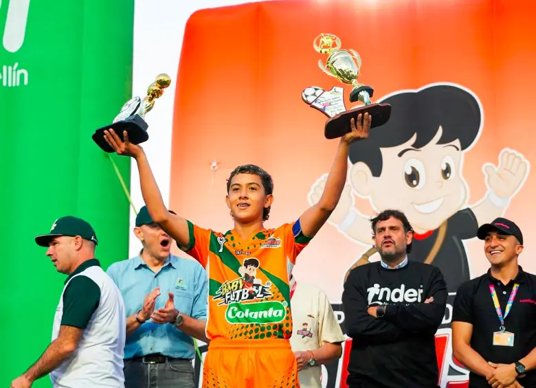 Camilo Falcao Botello, goleador del Babyfútbol, elegido el mejor jugador del torneo y campeón con Arauca. FOTO Cortesía los paisitas