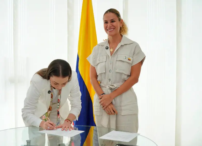 La posesión de Edna Tafur se realizó en Montería durante la visita de la ministra del Trabajo a Comfacor. FOTO CORTESÍA.