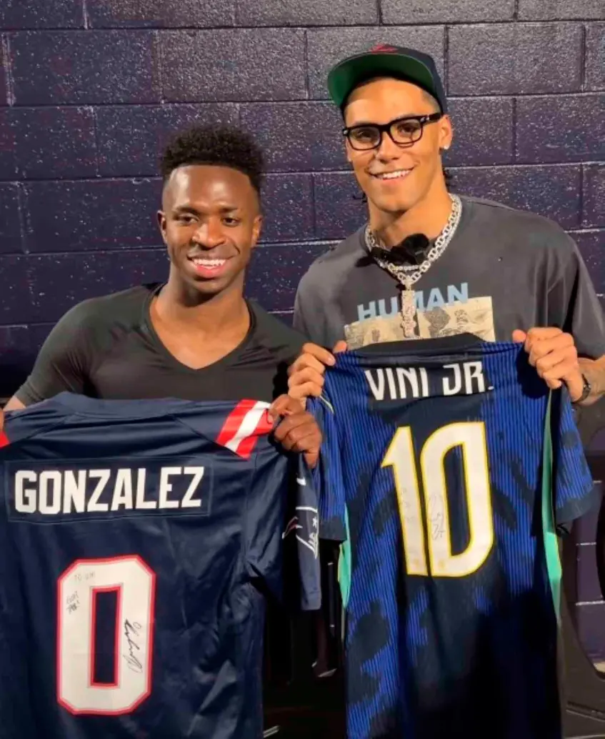 Este es la imagen que compartió New England Patriots sobre el encuentro entre el colombiano Christian González y el jugador de Brasil y el Real Madrid, Vinicius Jr. FOTO: Tomada de Instagram