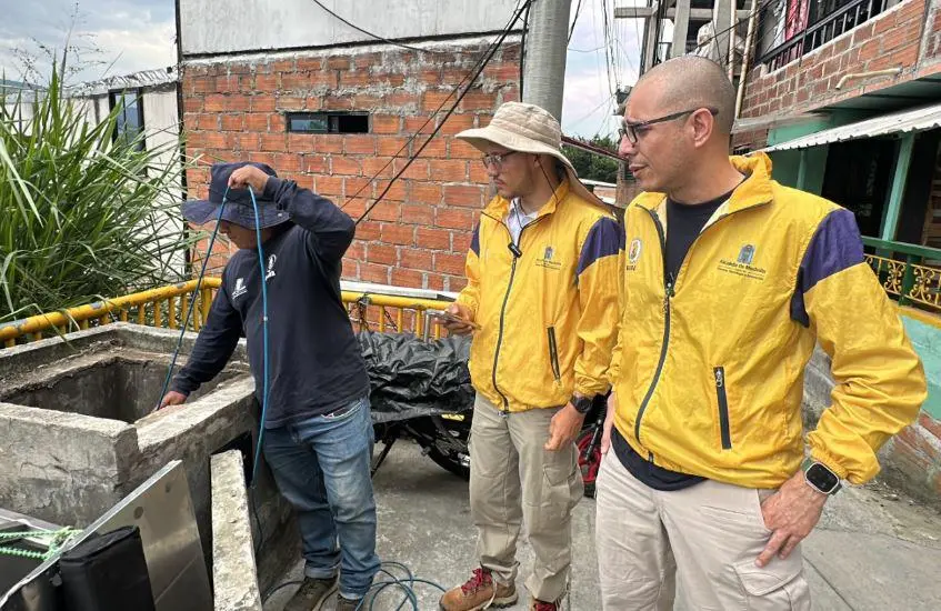 Funcionarios del DAGRD revisan uno de los instrumentos en una de las comunas de Medellín. FOTO: Cortesía