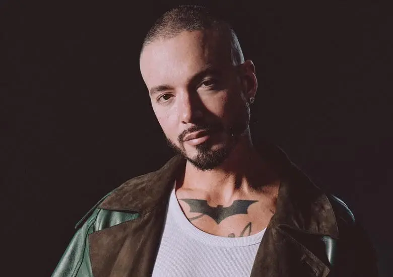 En 2026, J Balvin ha lanzado varias colaboraciones junto a la marca paisa Vélez. FOTO: Cortesía Vélez.