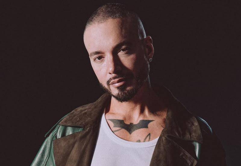 En 2026, J Balvin ha lanzado varias colaboraciones junto a la marca paisa Vélez. FOTO: Cortesía Vélez.