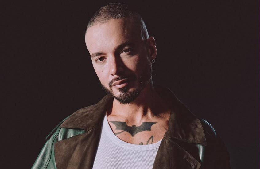 En 2026, J Balvin ha lanzado varias colaboraciones junto a la marca paisa Vélez. FOTO: Cortesía Vélez.