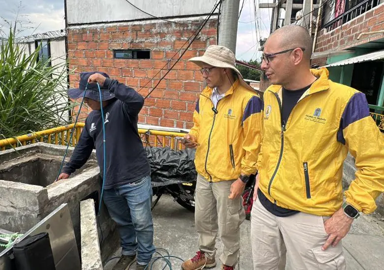 Funcionarios del DAGRD revisan uno de los instrumentos en una de las comunas de Medellín. FOTO: Cortesía