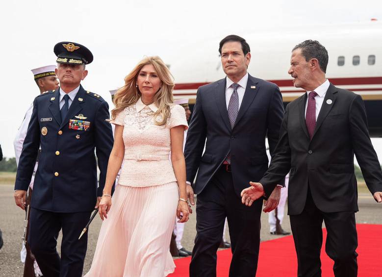 Marco Rubio y su esposa, Jeanette Christina Dousdebes Rubio, en Colombia. FOTO: Cancillería