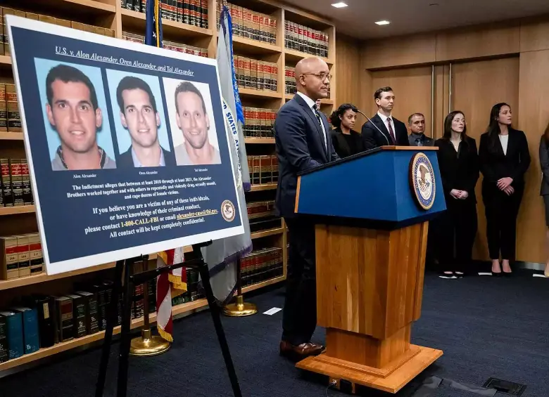 Damian Williams durante una rueda de prensa el 11 de diciembre de 2024 en Nueva York, en la que abordó avances de investigaciones federales en Estados Unidos contra los hermanos ALEXANDER. FOTO: Getty.