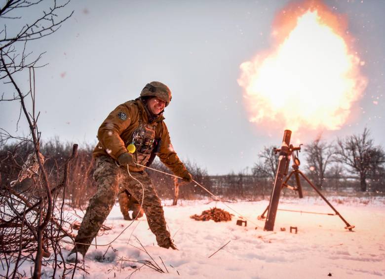 Un militar ucraniano dispara un mortero hacia posiciones rusas, en un lugar no revelado, región de Donetsk, este de Ucrania, el 17 de febrero de 2023. FOTO: EFE