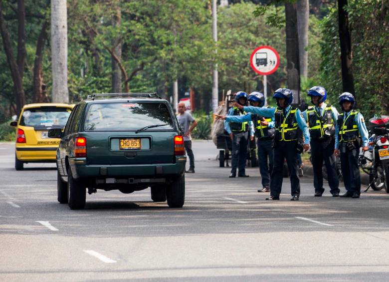 Los agentes de las secretarías de movilidad de los 10 municipios del Valle de Aburrá realizan controles en las vías para verificar el cumplimiento de la medida. FOTO: JULIO CÉSAR HERRERA