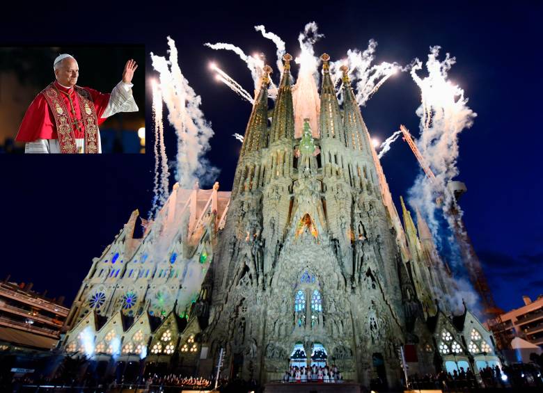 La cruz que corona la torre fue iluminada por primera vez en la historia del templo. FOTO: GETTY