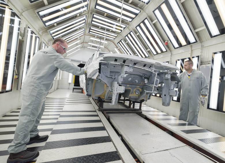 Fabricación de carros en la planta de Evigado.