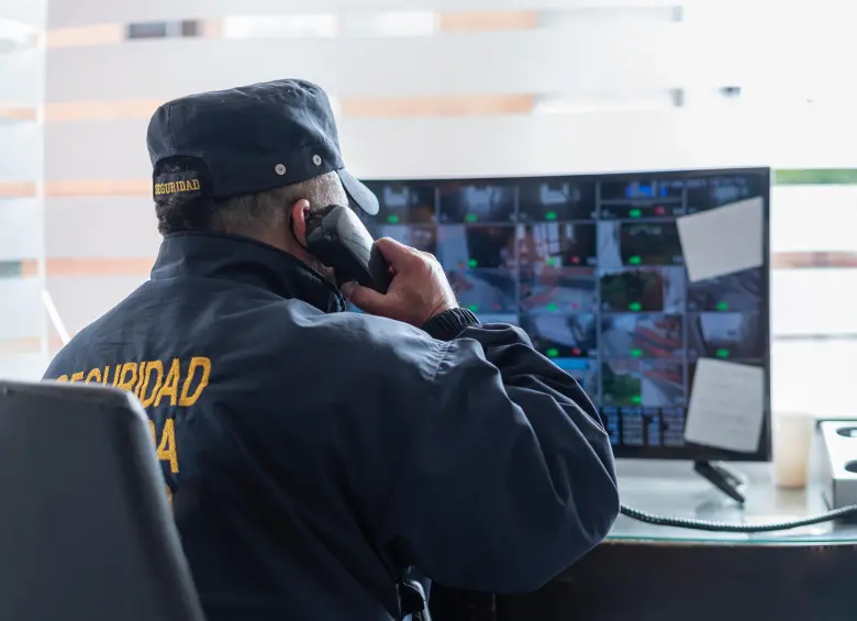 En Colombia existen alrededor de 1.500 empresas de vigilancia que generan cerca de 387.000 empleos directos, de los cuales 348.300 son vigilantes y celadores operativos. Foto: Juan Antonio Sánchez 