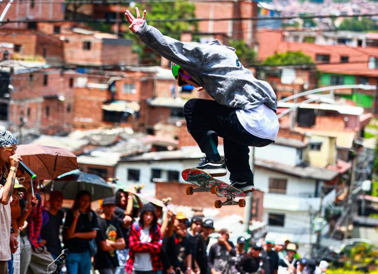 El barrio Aranjuez en Medellín se convirtió este fin de semana en el epicentro de la adrenalina pura. Más de 100 skaters, provenientes de diversas ciudades del país, se dieron cita para la nueva edición de un evento que ya es tradición en la zona. Foto: Manuel Saldarriaga Quintero.