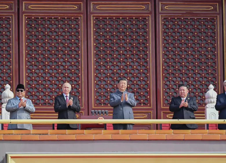Vladimir Putin, Xi Jinping y Kim Jong Un en un balcón observando el desfile militar de este miércoles 3 de septiembre en Pekín. FOTO: Xinhua