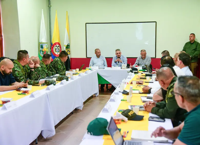 El anuncio se dio durante un Consejo de Seguridad y Oportunidades Sociales liderado en Belmira con autoridades civiles y militares. FOTO: Cortesía Gobernación de Antioquia