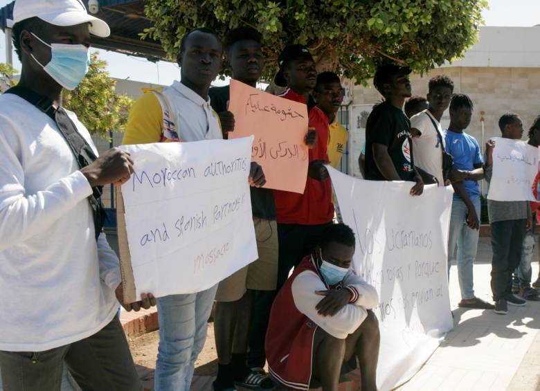 Decenas de migrantes están pidiendo claridad sobre lo ocurrido en Melilla. FOTO EFE