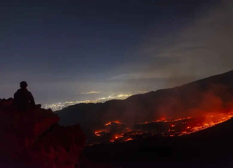 La actividad de Etna obligó a cerrar temporalmente el aeropuerto de Catania y dejó caída de material volcánico en poblaciones cercanas como Ragalna y Adrano. FOTO AFP