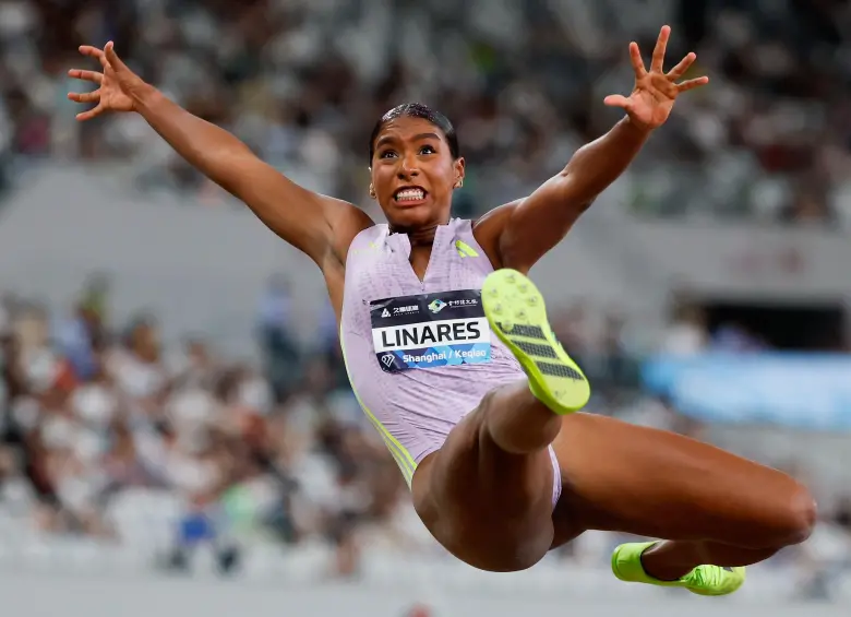Natalia Linares se consolida como la nueva joya del salto largo. Acaba de ganar medalla de plata en la Liga de Diamante en China y también suma podios en mundiales. Los Juegos Olímpicos, su gran meta. FOTO GETTY
