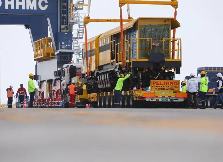 Reperfiladora que llegó a Puerto Antioquia para mejorar la operación del Metro de Medellín. Foto: Fico Gutiérrez @FicoGutierrez