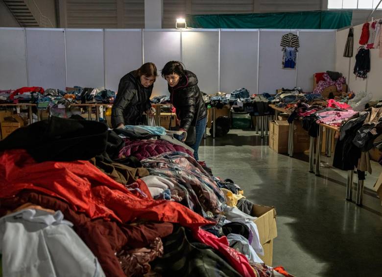En refugios humanitarios, ubicados en Ucrania, cientos de personas esperan corredores humanitarios para salir del país. FOTO EFE
