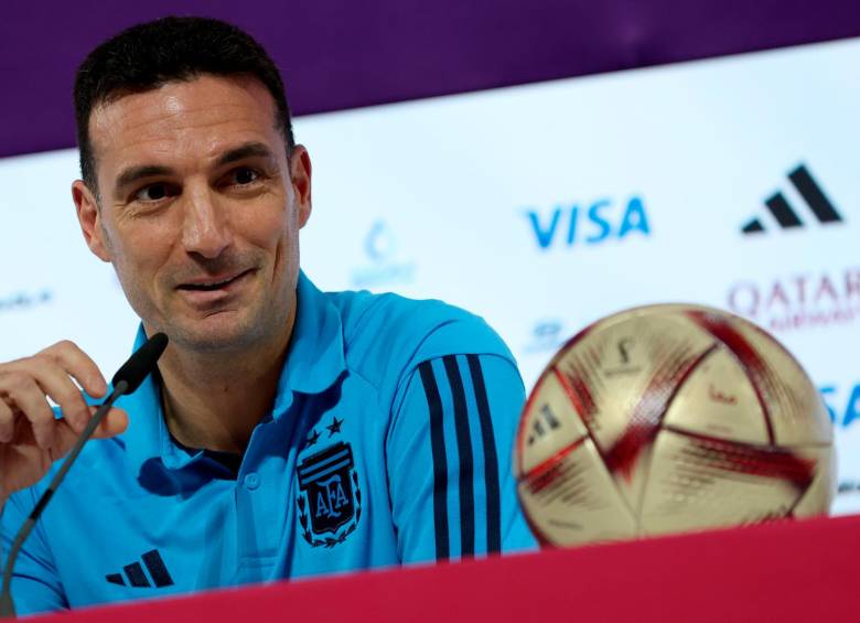 El entrenador argentino, que tiene 44 años y es el más joven del Mundial, ya conoce las mieles de la victoria con los gauchos: ganó la copa América de 2021. FOTO: EFE