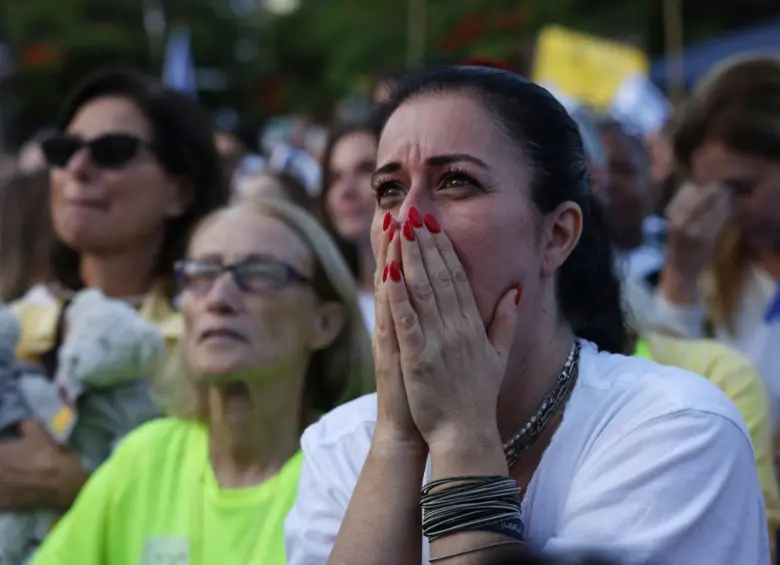En la Plaza de los Rehenes varios israelíes se emocionaron al recibir la noticia sobre la liberación de los rehenes. Foto: AFP 