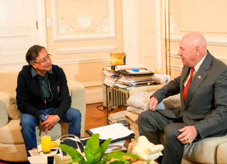 El presidente Gustavo Petro y el encargado de Negocios de Estados Unidos en Colombia, John McNamara. FOTO CORTESÍA PRESIDENCIA