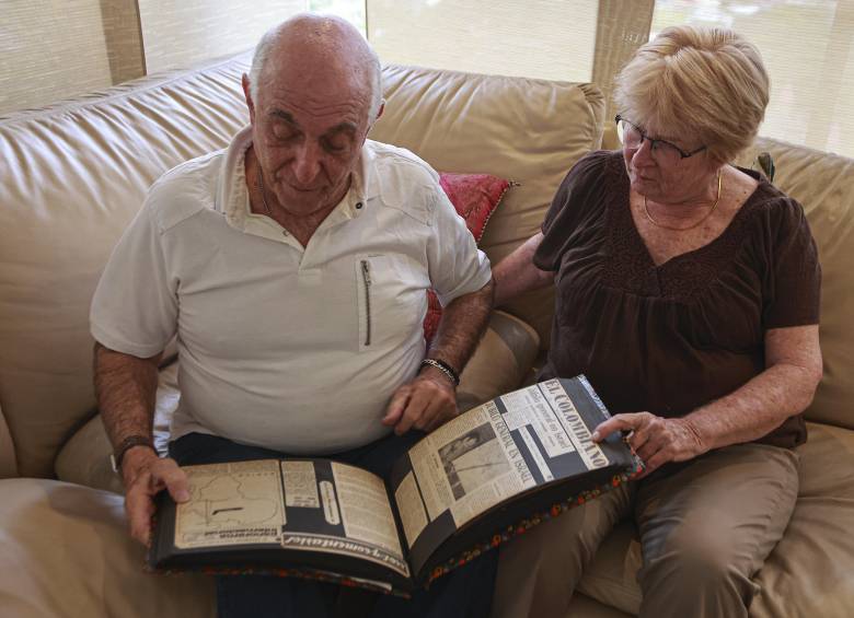 El libro tiene recortes de prensa de diferentes lugares que hacen mención al suceso que paralizó al mundo a mediados de 1976. Foto: Manuel Saldarriaga Quintero.