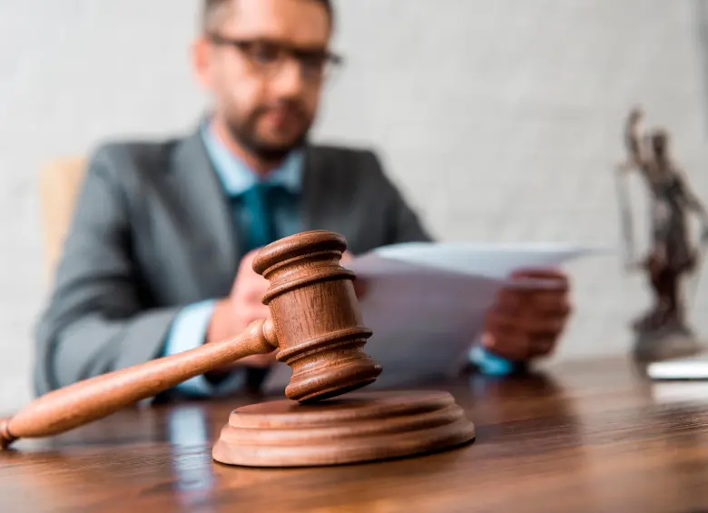 Todo comenzó con una disputa entre dos mujeres en Sincelejo: Irma, quien buscaba cobrar una deuda, y Dina, la deudora. El pleito parecía sencillo, pero terminó convirtiéndose en un caso histórico por el uso de la inteligencia artificial en la Justicia. FOTO GETTY