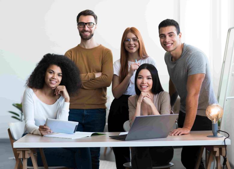 La reforma laboral incluyó nuevos permisos remunerados para atender citas médicas, acompañar a hijos, cumplir diligencias legales y promover la movilidad sostenible. FOTO: Freepik. 