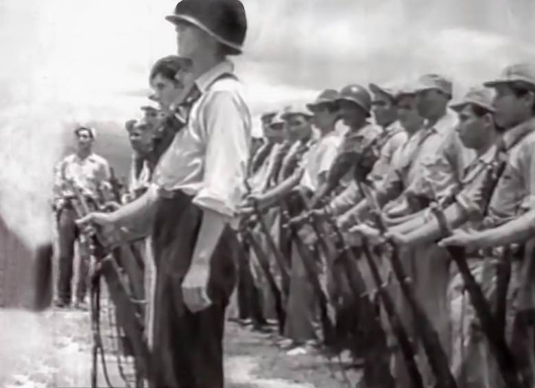 Imágenes de algunos miembros de las guerrillas liberales de los Llanos y soldados de la época, cuando se llevaba a cabo el proceso de desmovilización en Monterrey, Casanare. FOTO Captura de video.