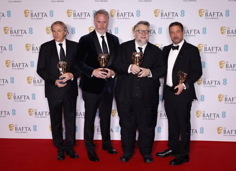 Guillermo del Toro (el segundo de derecha a izquierda), Mark Gustafson, Gary Ungar y Alex Bulkley posan con el galardón del Bafta a mejor película animada en el 2023.