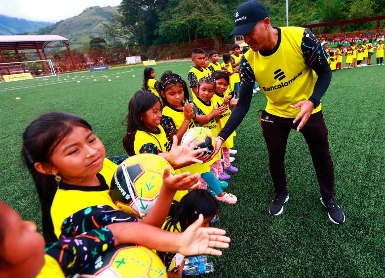 Macnelly Torres comparte con los niños de Dabeiba en una jornada que, confesó, será inolvidable para él. FOTO MANUEL SALDARRIAGA